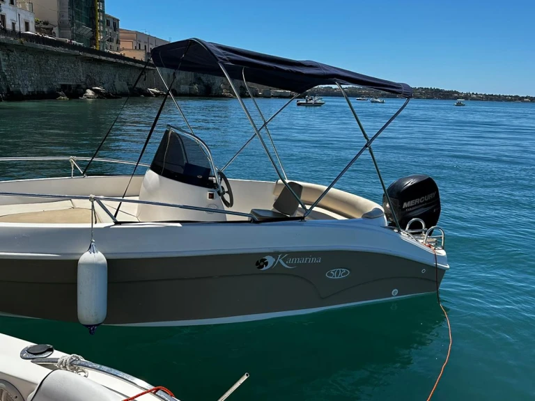 Pronajmout si Kamarina 505 Open v Siracusa