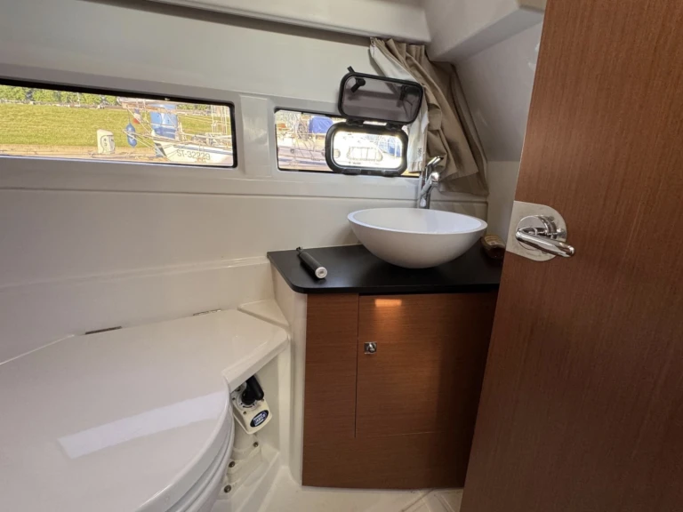 Jeanneau Merry Fisher 895 jednotlivci a charterové společnosti v Asnières-sur-Seine