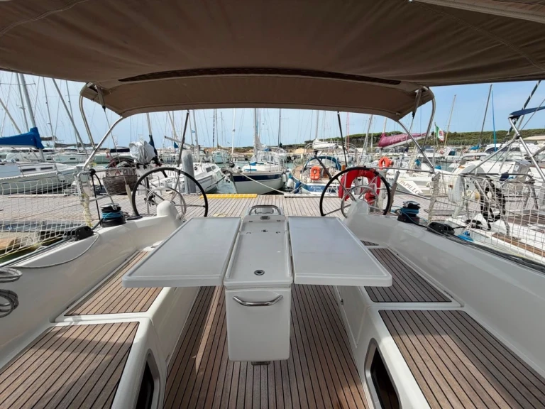 Pronajmout si Jeanneau Sun Odyssey 410 v Cecina