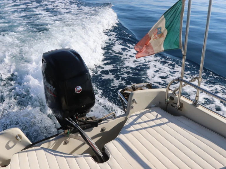 Pronájem Motorová loď Boston Whaler s licencí