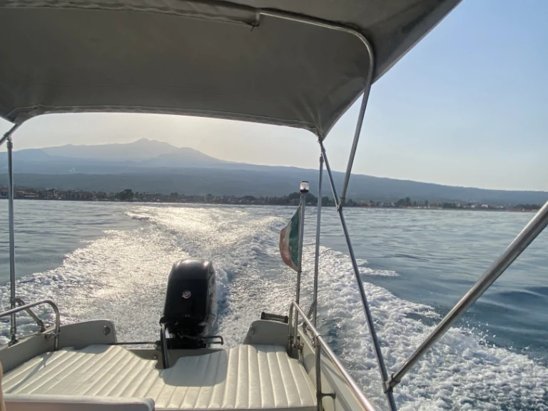 Boston Whaler Boston Whaler 17 jednotlivci a charterové společnosti v Riposto