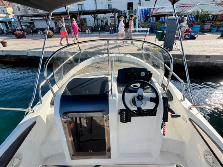 Fisher Fisher 20 jednotlivci a charterové společnosti v Tkon
