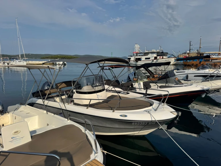 Pronajmout si Fisher Fisher 20 v Tkon