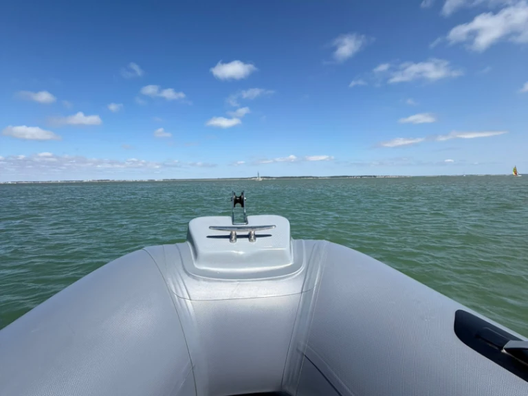 Pronajmout Polotuhá loď se skipperem či ne navisoul v Le Verdon-sur-Mer