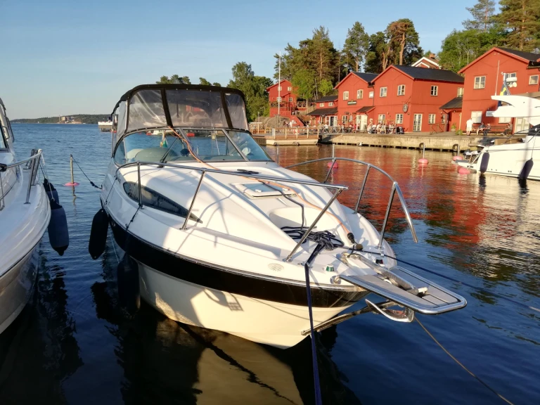 Pronajmout Motorová loď se skipperem či ne Bayliner v Stockholm