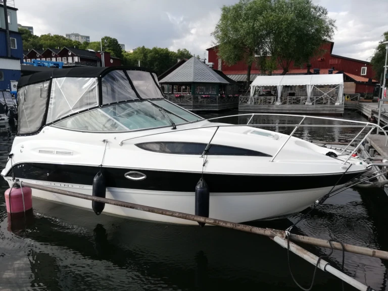 Pronájem Motorová loď Bayliner s licencí