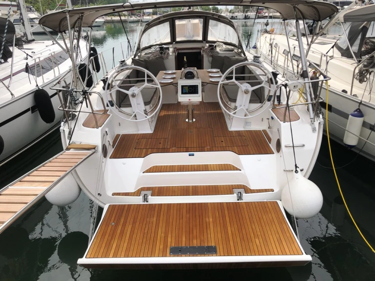 Bavaria Cruiser 46 jednotlivci a charterové společnosti v Lefkáda