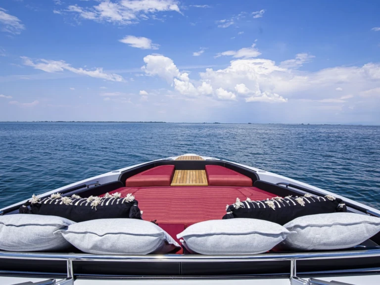 Pronájem lodi Saint-Tropez lákavé ceny Pershing 90