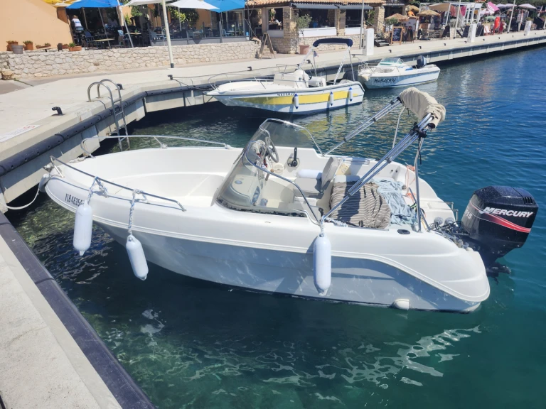 Quicksilver Activ 505 Open jednotlivci a charterové společnosti v L'Estaque