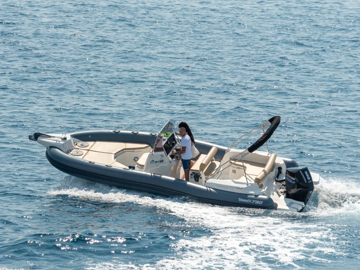 Pronájem lodi Pirelli 880 L Edition v Trogir na Samboatu
