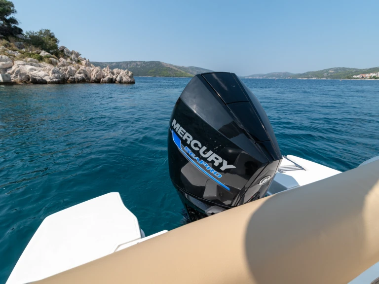 Polotuhá loď k pronájmu v Trogir za nejlepší cenu