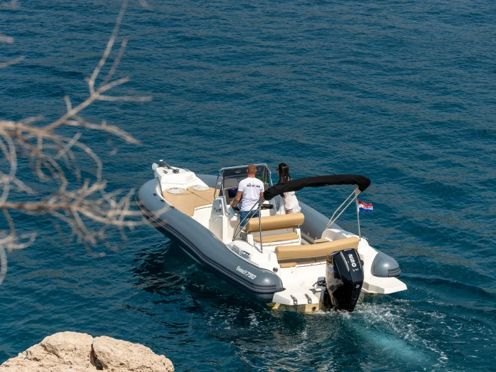 Pirelli 880 L Edition jednotlivci a charterové společnosti v Trogir