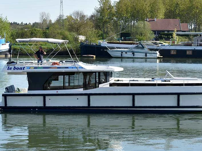 Motorová loď k pronájmu v Homps za nejlepší cenu