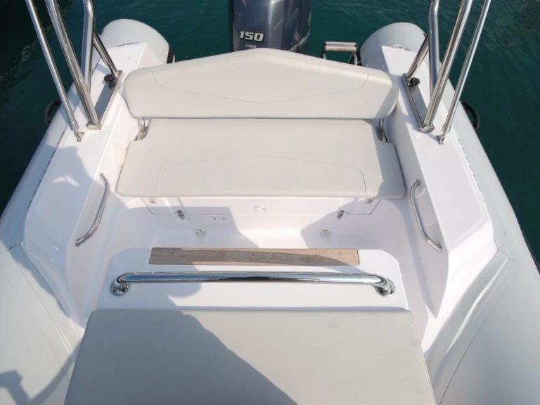 Pronajmout si Capelli Tempest 630 v Calvi
