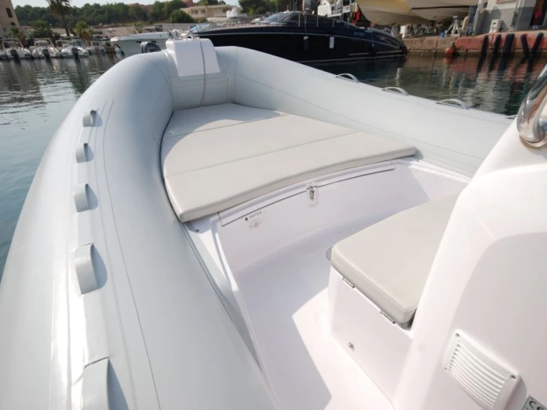 Pronájem Polotuhá loď v Calvi -Capelli Tempest 630