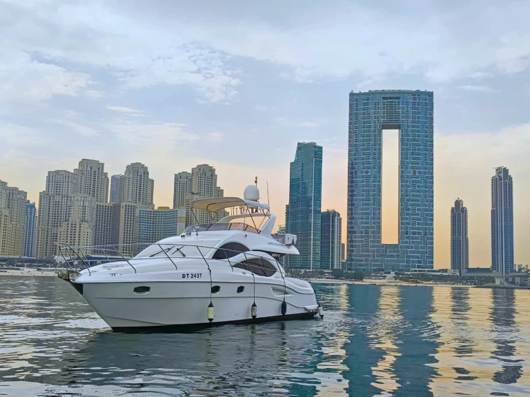 Pronájem Motorová loď v Dubai Marina -Majesty Yachts Mejesty 50