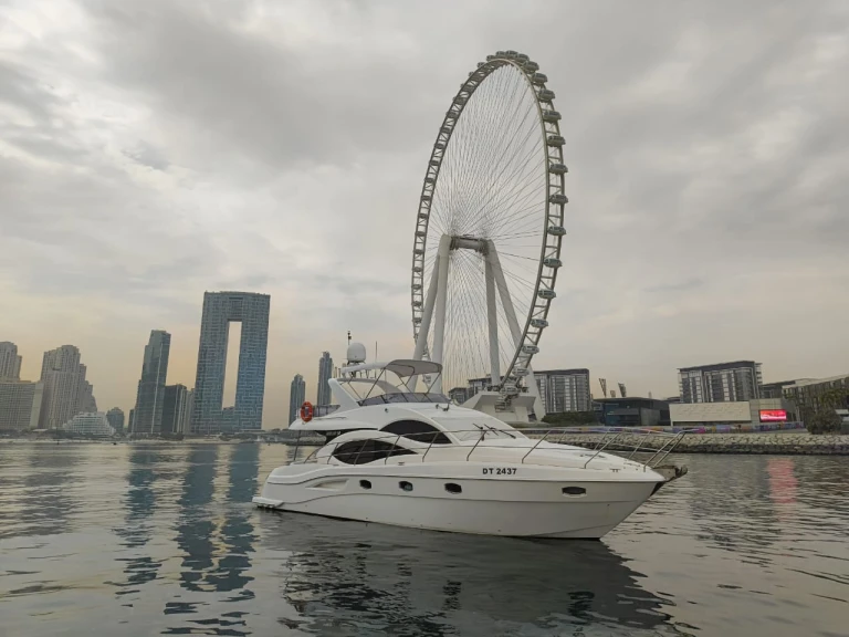 Motorová loď k pronájmu v Dubai Marina za nejlepší cenu