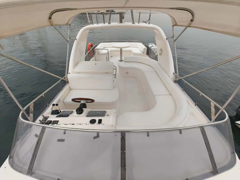 Pronájem jachty v Dubai Marina -Majesty Yachts Mejesty 50 na Samboatu