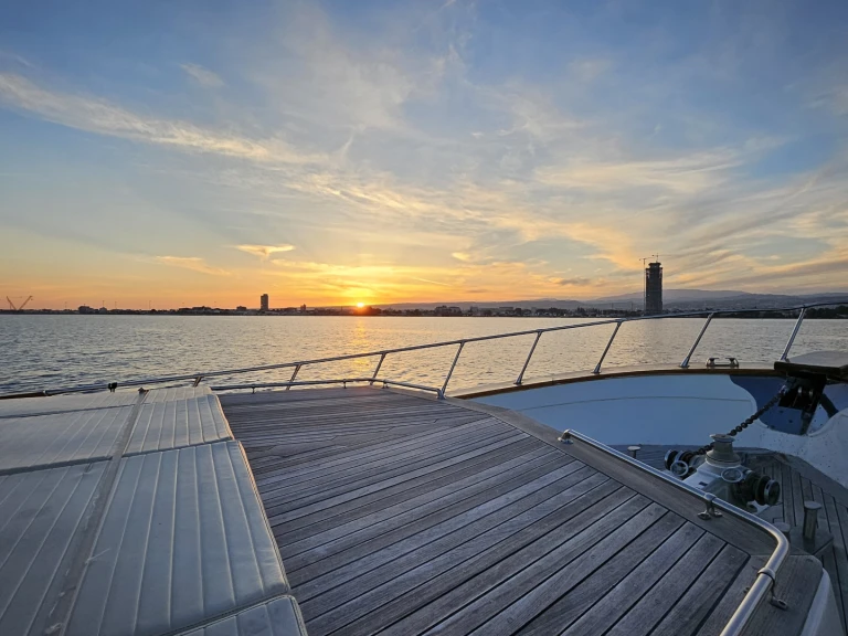 Motorová loď k pronájmu v Limassol Marina za nejlepší cenu