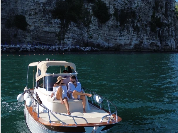 Motorová loď k pronájmu v Positano za nejlepší cenu