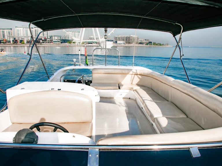 Motorová loď k pronájmu v Dubai Marina za nejlepší cenu