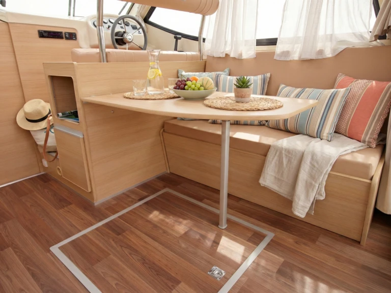 Pronajmout si Nicols Yacht Nicols Sedan Primo v Bellegarde