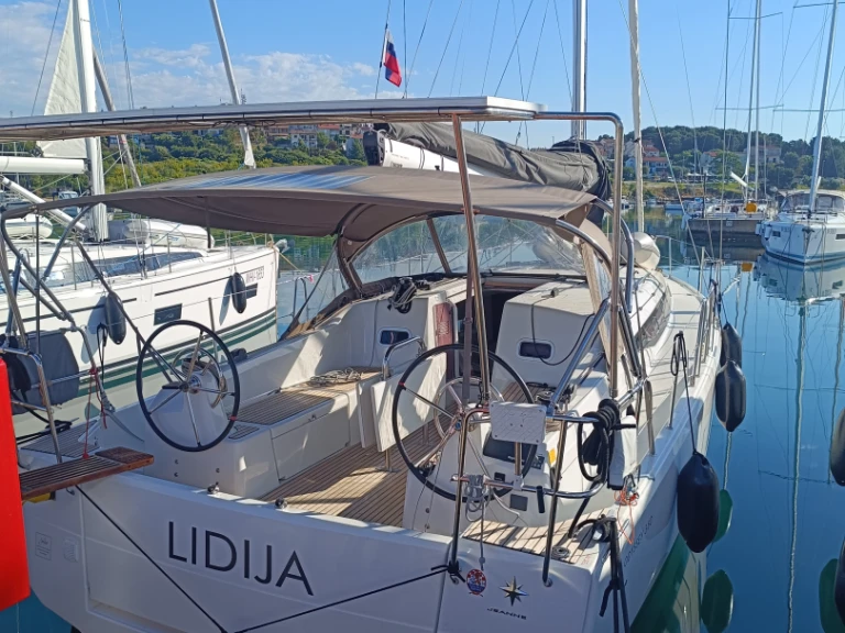 Pronájem lodi Pula lákavé ceny Sun Odyssey 380