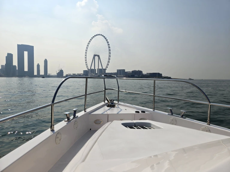 Pronájem lodi Dubai Marina lákavé ceny custom