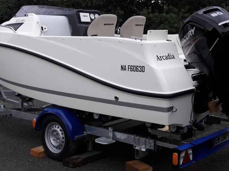 Pronájem Motorová loď Quicksilver s licencí