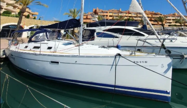Pronajmout Plachetnice se skipperem či ne Bénéteau v Puerto Sotogrande