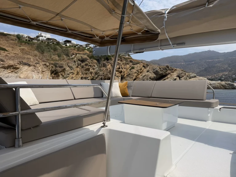 Pronajmout si Fountaine Pajot Aura 51 v Alimos