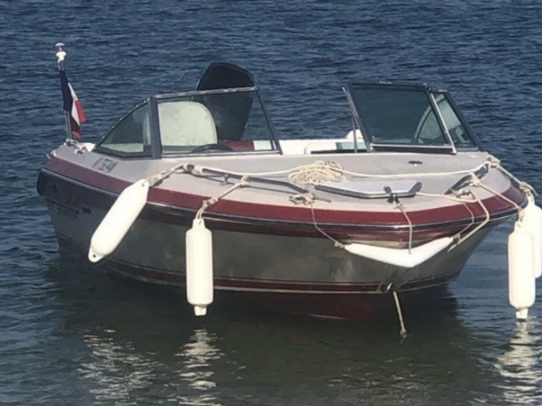 Pronájem Motorová loď Sea Ray s licencí