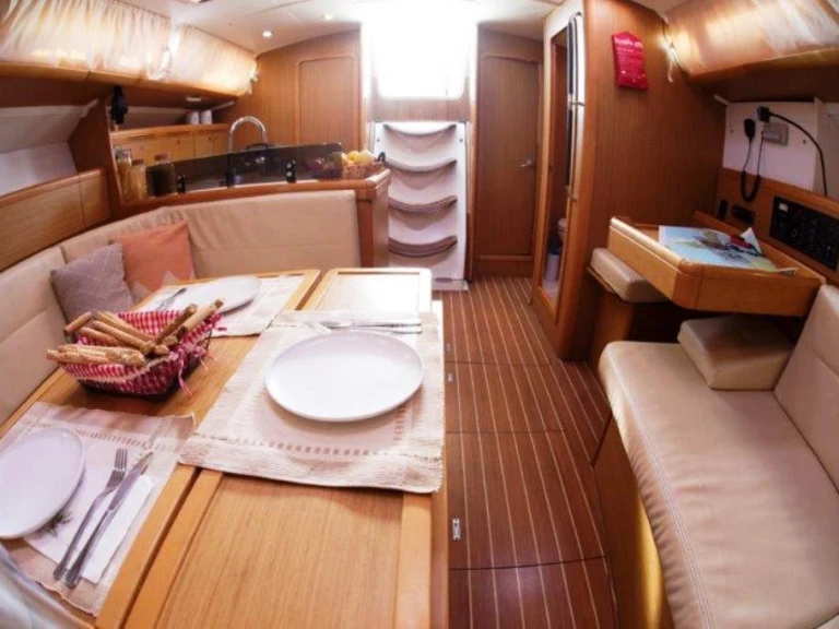 Jeanneau Sun Odyssey 42i jednotlivci a charterové společnosti v Plataniás