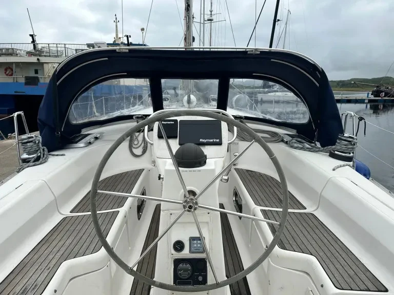 Pronajmout si Bavaria 42ft v Oban