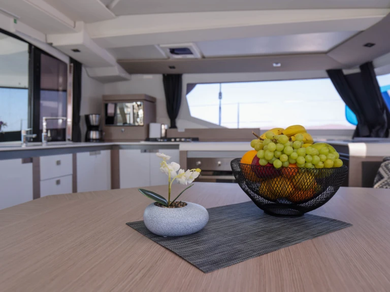 Pronájem lodi Sámi lákavé ceny Fountaine Pajot 47 TANNA LUX (GEN,AC,WATERMAKER)