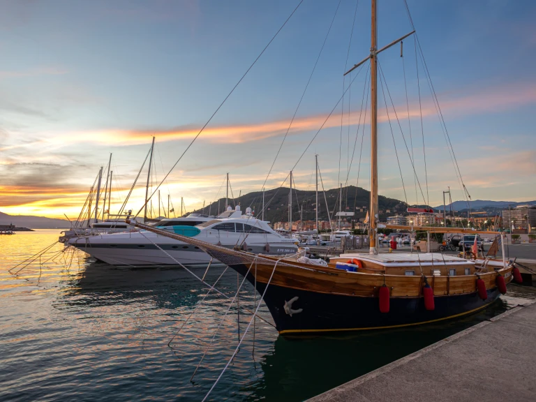 Pronajmout si SIMEONI GOLETTA 15 MT v Portofino Vetta