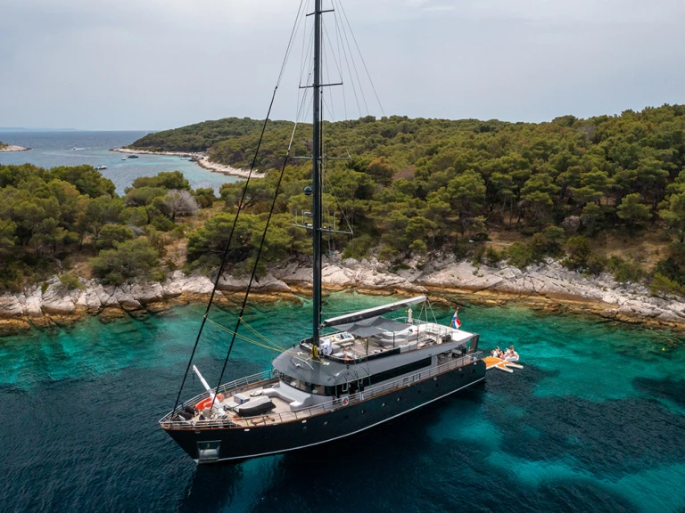 Pronajmout si Custom Made M/S Rara Avis v Split