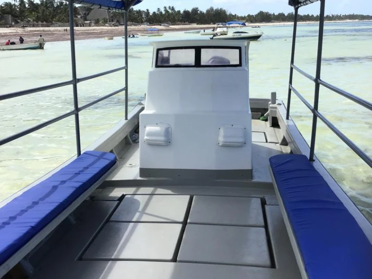 Pronájem lodi Pwani Mchangani lákavé ceny Chris Craft Calypso 26