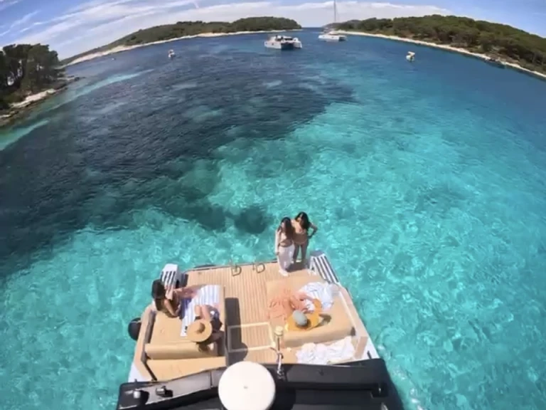 Pronájem lodi Sea Ray Sea Ray 390 v Hvar  na Samboatu