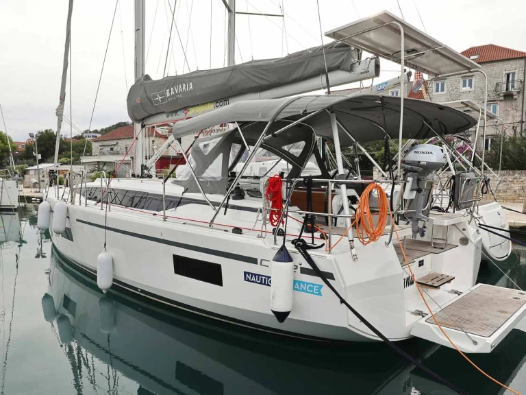 Bavaria Bavaria C42 jednotlivci a charterové společnosti v Zadar