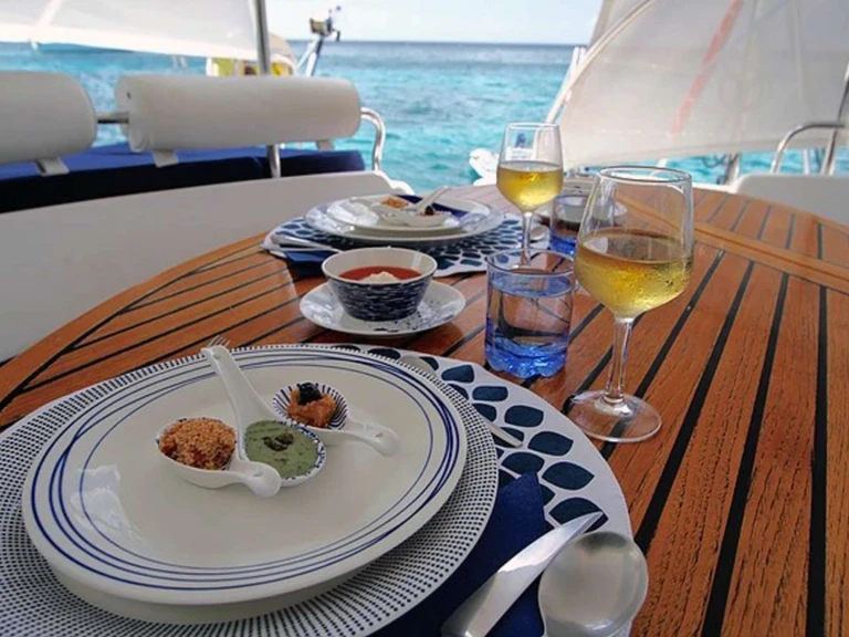 Pronajmout si PRIVILEGE ALLIAURA MARINE GROUP ISOLABLUE v Karibik