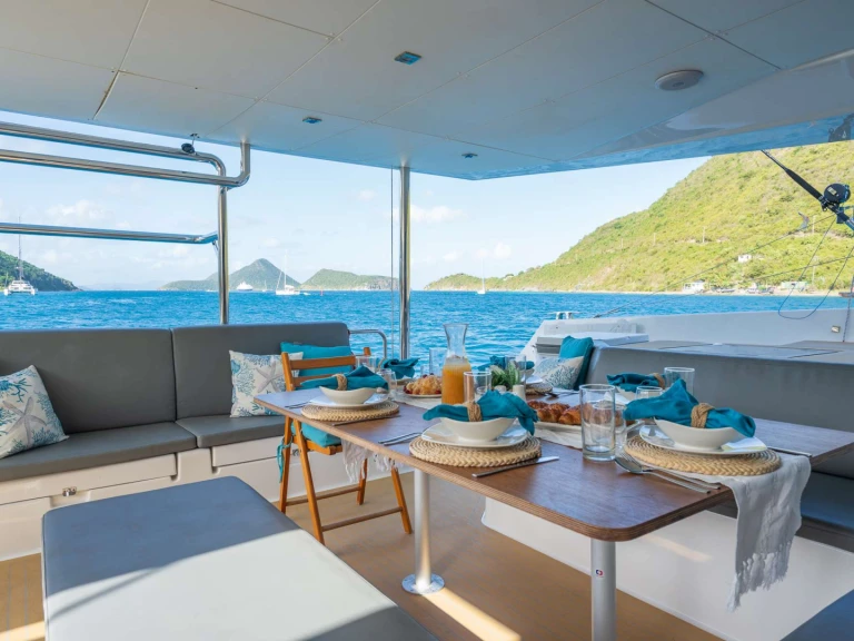 Pronájem lodi Dufour Serenity v Frenchman's Cay na Samboatu