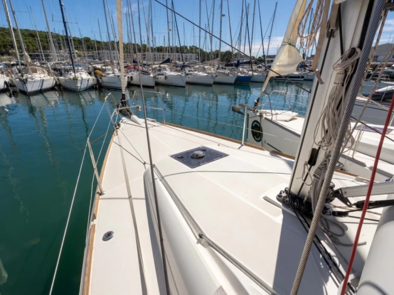 Jeanneau Sun Odyssey 389 (2019)  Jeanneau Sun Odyssey 389 (2019)  jednotlivci a charterové společnosti v Marseille
