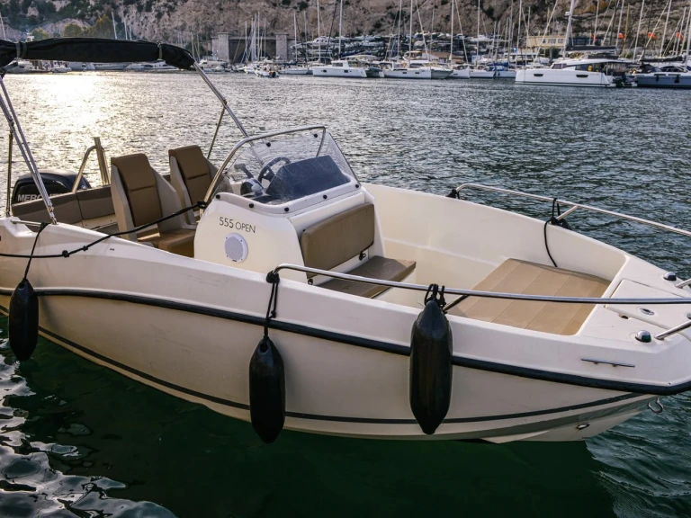 Quicksilver Activ 555 Open jednotlivci a charterové společnosti v Marseille
