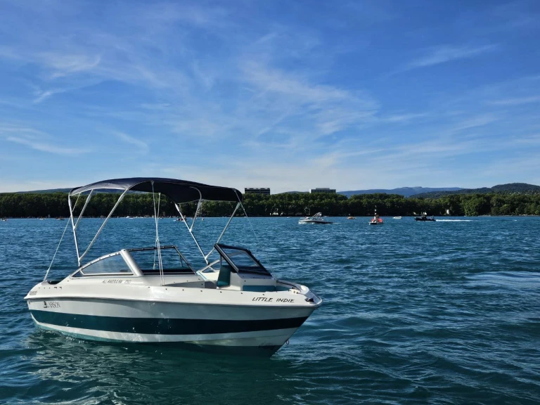 Motorová loď k pronájmu v Annecy za nejlepší cenu