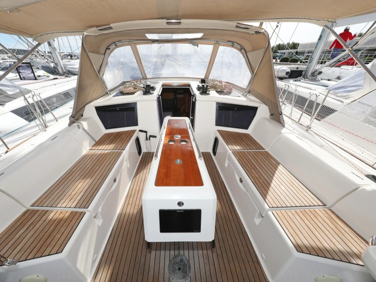 Pronajmout si Dufour Dufour 430 Grand Large v Trogir
