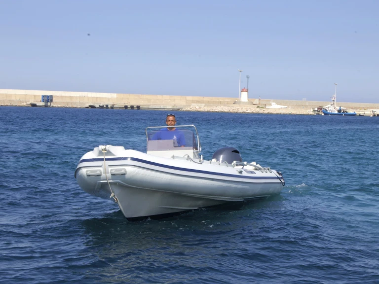 Pronájem Polotuhá loď Joker Boat s licencí