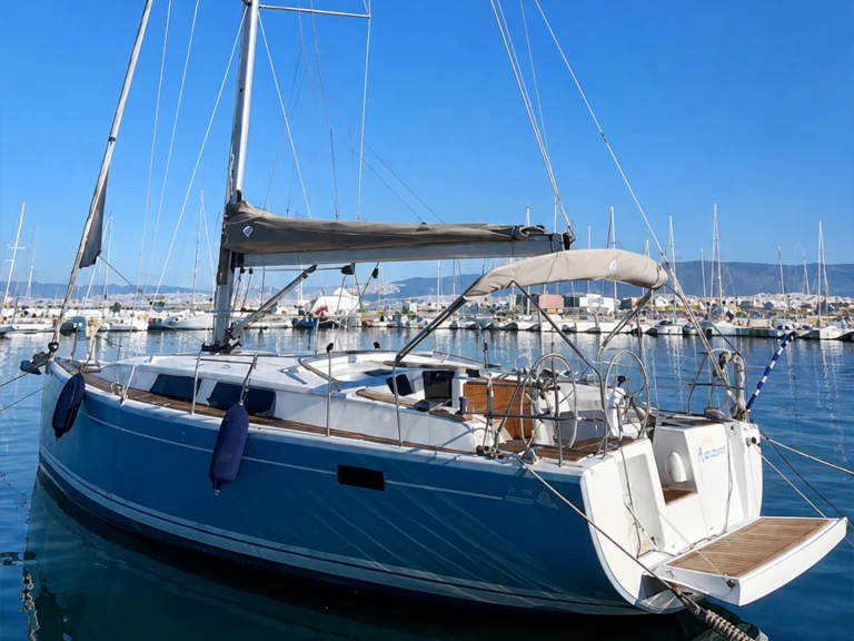 Hanse Hanse 385 jednotlivci a charterové společnosti v Lavrio