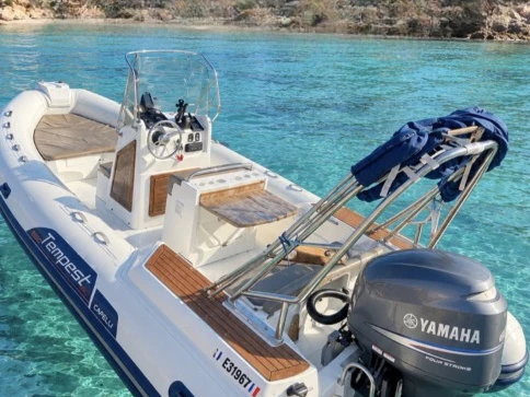 Polotuhá loď k pronájmu v Hyeres za nejlepší cenu