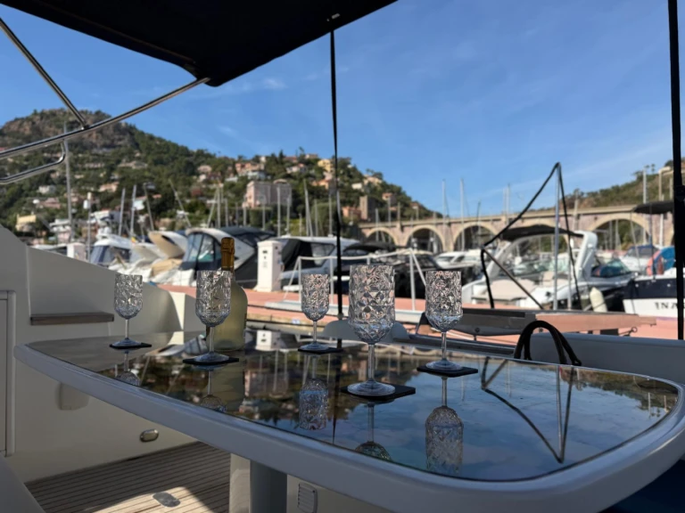 Pronajmout Motorová loď se skipperem či ne Airon v Cannes